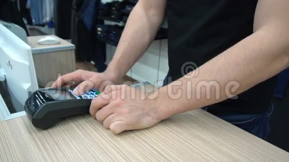 店员使用卡终端视频的预览图