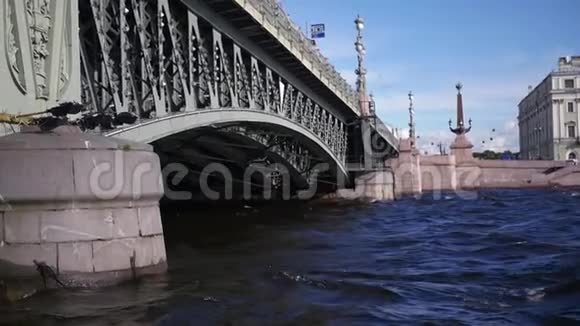 在圣彼得堡的桥梁下游泳慢动作1920x1080全高清视频的预览图
