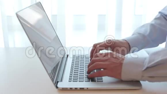 人键盘打字黑屏视频的预览图
