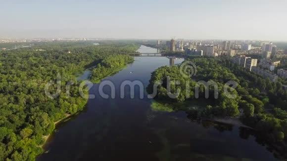 有河道的住宅区的鸟瞰图Rusanovka区视频的预览图