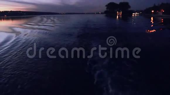 傍晚时分在河中的航迹视频的预览图