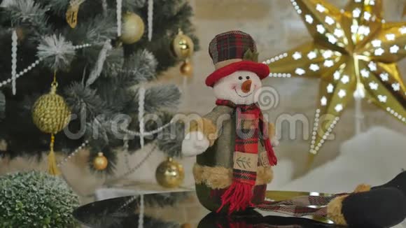 可爱的雪人和圣诞树视频的预览图