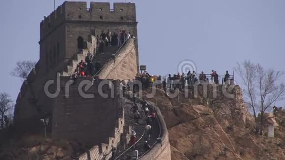 中国的长城和展示人们在远处行走的塔楼视频的预览图