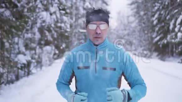 冻僵的运动员男子冬天运动员的肖像在寒冷的时候跑步视频的预览图