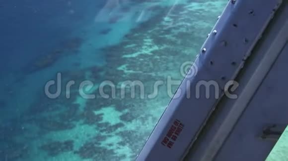 从大堡礁外礁直升机上拍摄的空中变焦镜头视频的预览图