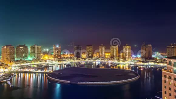 多哈卡塔尔从建筑物上方俯瞰城市时间推移市中心街道中东视频的预览图