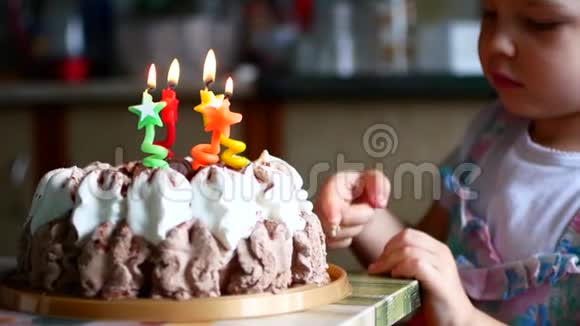 小女孩的生日蛋糕上的蜡烛视频的预览图