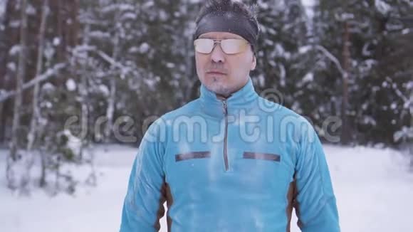 冰冻运动员人的肖像冬季运动员的肖像寒冷时期跑步冬季运动视频的预览图