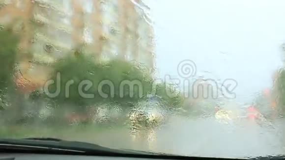 汽车挡风玻璃上的雨滴视频的预览图