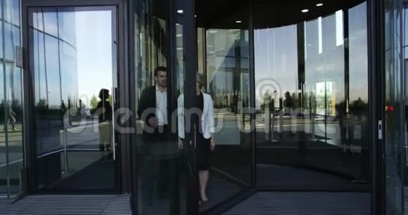 商业人士离开大楼视频的预览图