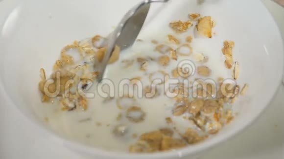 勺子把牛奶和牛奶混合成碗视频的预览图