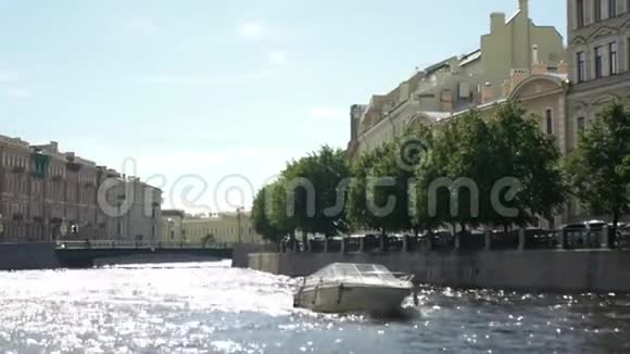 高速船穿过圣彼得堡的运河全高清4k视频的预览图