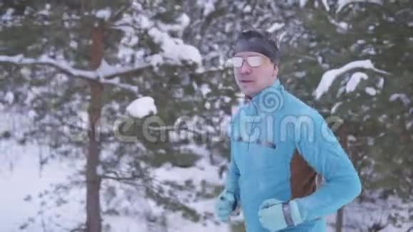 冰冻运动员人的肖像冬天跑步的运动员的肖像视频的预览图