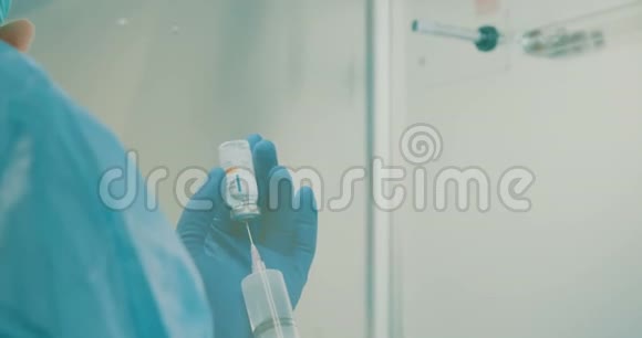 肿瘤内科药师在医院配制化疗药物视频的预览图