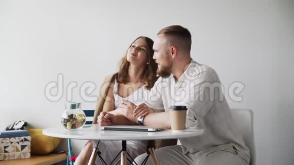 一对幸福的年轻夫妇在家聊天视频的预览图