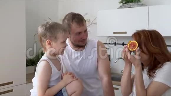 一个幸福的亲密家庭在厨房里做早餐时玩所有家庭都在厨房做早餐视频的预览图
