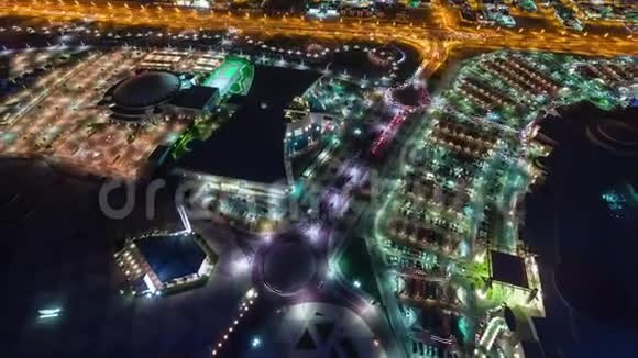 多哈卡塔尔从上面的建筑物中看到的城市中东市中心的夜晚灯光视频的预览图