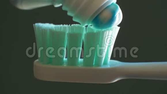 把牙膏从试管挤到牙刷上视频的预览图