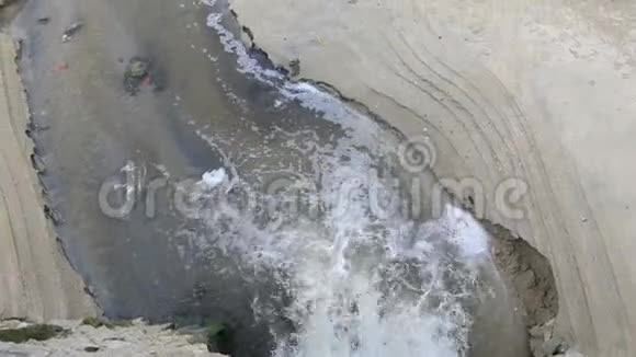 废水排至海边视频的预览图