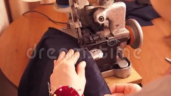 做超锁的裁缝覆盖织物视频的预览图