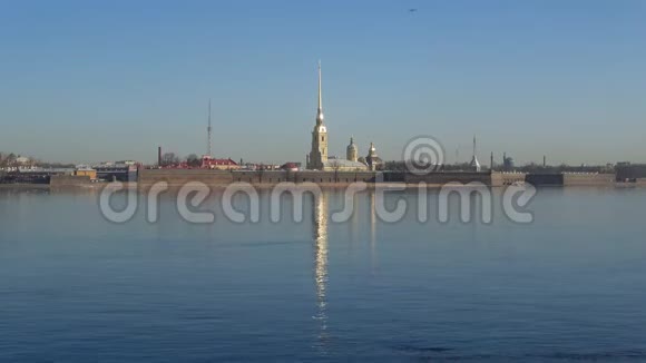 四月阳光明媚的早晨彼得和保罗堡垒的景色俄罗斯圣彼得堡视频的预览图