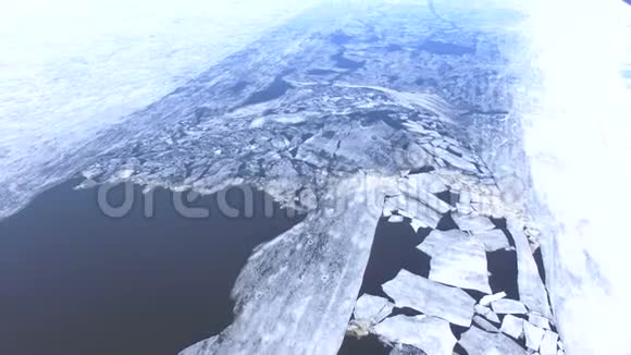 4K在冰封的河流上空飞行视频的预览图