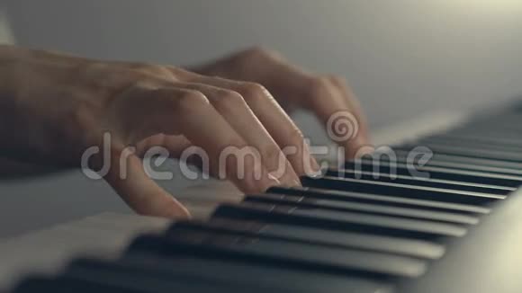 女人的手在钢琴特写的键盘上视频的预览图