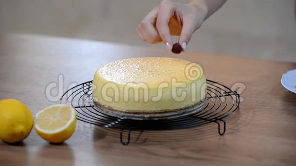 自制纽约奶酪蛋糕装饰纽约芝士蛋糕覆盆子视频的预览图
