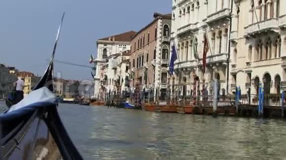 沿着意大利贡多拉威尼斯的大运河航行视频的预览图
