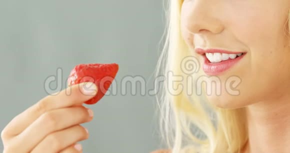 在碗里吃草莓的美女特写视频的预览图