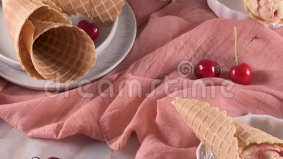 传统华夫饼锥与冰淇淋视频的预览图