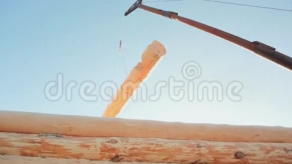 施工吊车吊运成品木材加拿大角砌体加拿大风格木头做的木屋视频的预览图