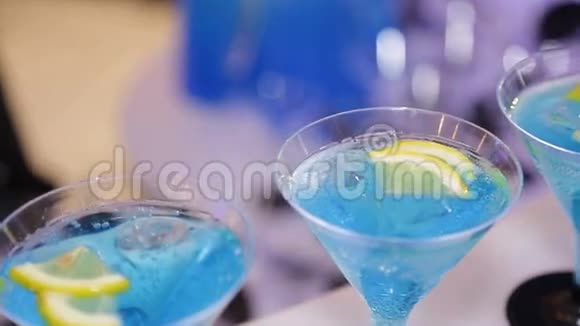 配有蓝色鸡尾酒的柜台眼镜上的贴身酒吧架视频的预览图