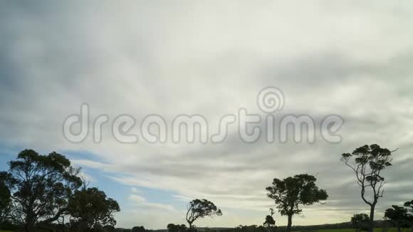 一片美丽的天空笼罩着一片田园风光视频的预览图