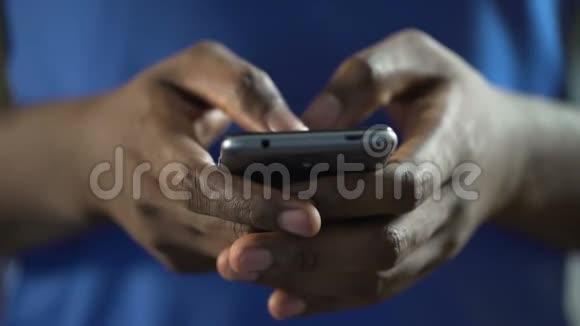 男性手指在智能手机触摸屏上滚动网站和打字信息视频的预览图