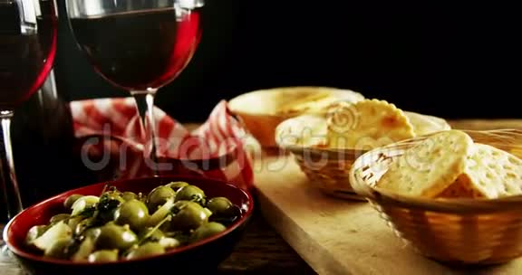 红酒配橄榄酱和饼干视频的预览图