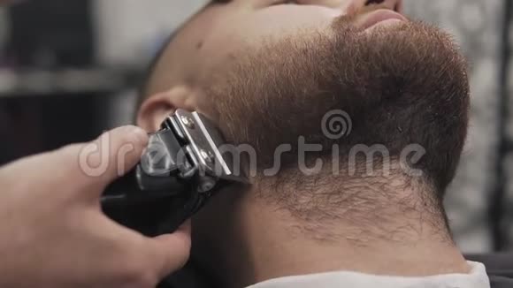 专业刮胡子的男人电动剃须刀刮胡子视频的预览图