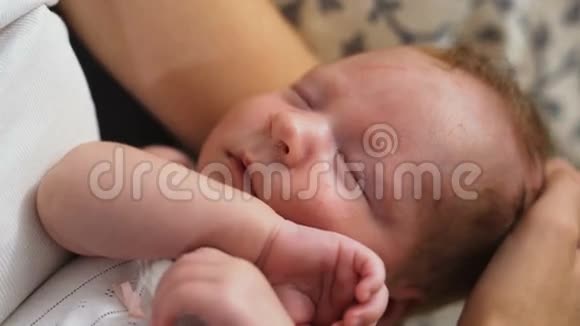 婴儿睡在母亲怀里视频的预览图