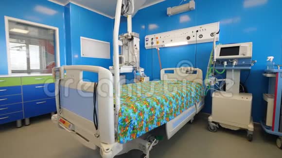 带床和现代化设备的医务室视频的预览图