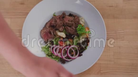 厨师展示了一份有烤牛肉的现成沙拉视频的预览图