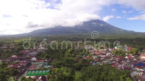 Messy镇定居点的房屋和在山麓建造的设施Banahaw视频的预览图