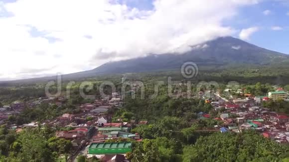 Messy镇定居点的房屋和在山麓建造的设施Banahaw视频的预览图