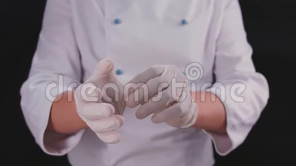 厨师戴橡胶手套做饭视频的预览图