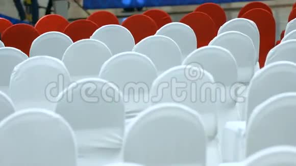 白色和红色的椅子成排摆放视频的预览图