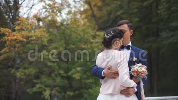 秋天公园的婚礼情侣视频的预览图