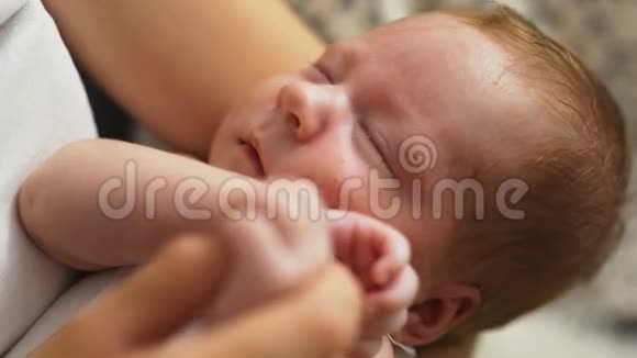婴儿睡在母亲怀里视频的预览图