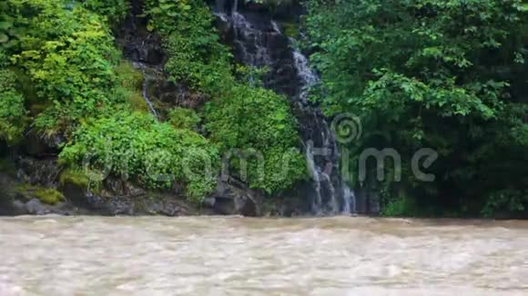 塞内维尔湖附近的一个小瀑布掉进了一条湍急的山河视频的预览图