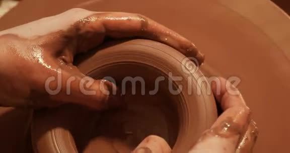 在陶工的轮上近距离接触粘土俯视图近视图视频的预览图