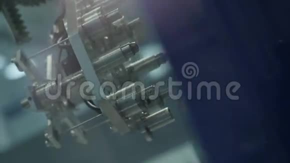 光亮工厂车间现代机床加工视频的预览图