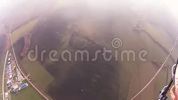 傍晚在多云的天空跳伞极限运动景观飞行航班视频的预览图
